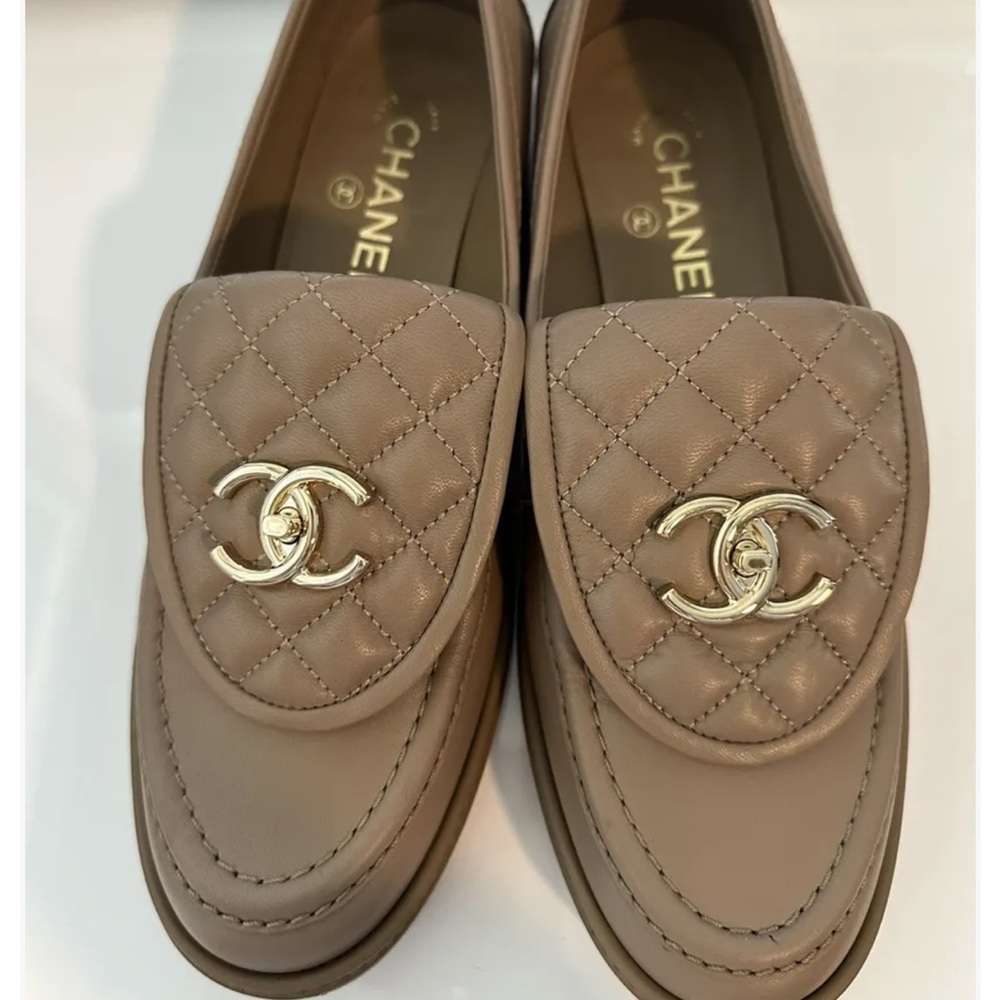 CHANEL
Lambskin Quilted CC Turnlock Loafers 39.5 Beige